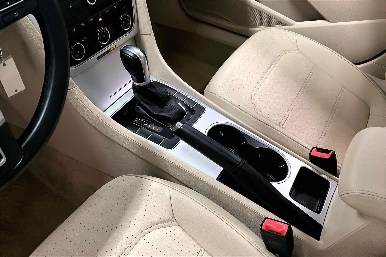 Thumbnail: 2013 Volkswagen Passat - 15