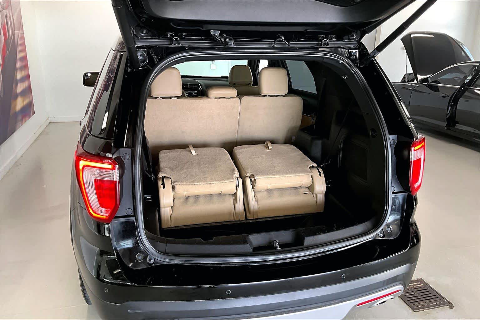 Thumbnail: 2016 Ford Explorer - 15