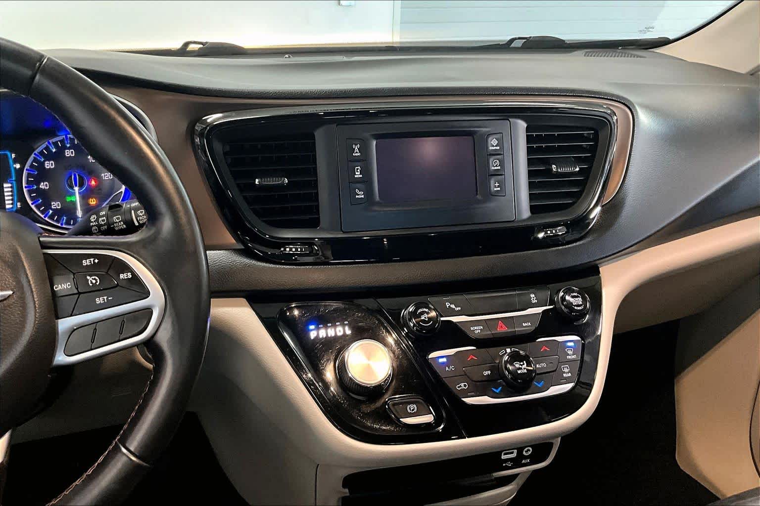 Thumbnail: 2017 Chrysler Pacifica - 14