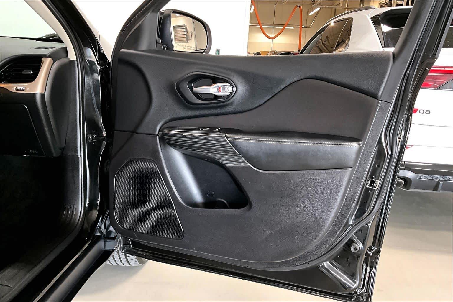 Thumbnail: 2016 Jeep Cherokee - 25