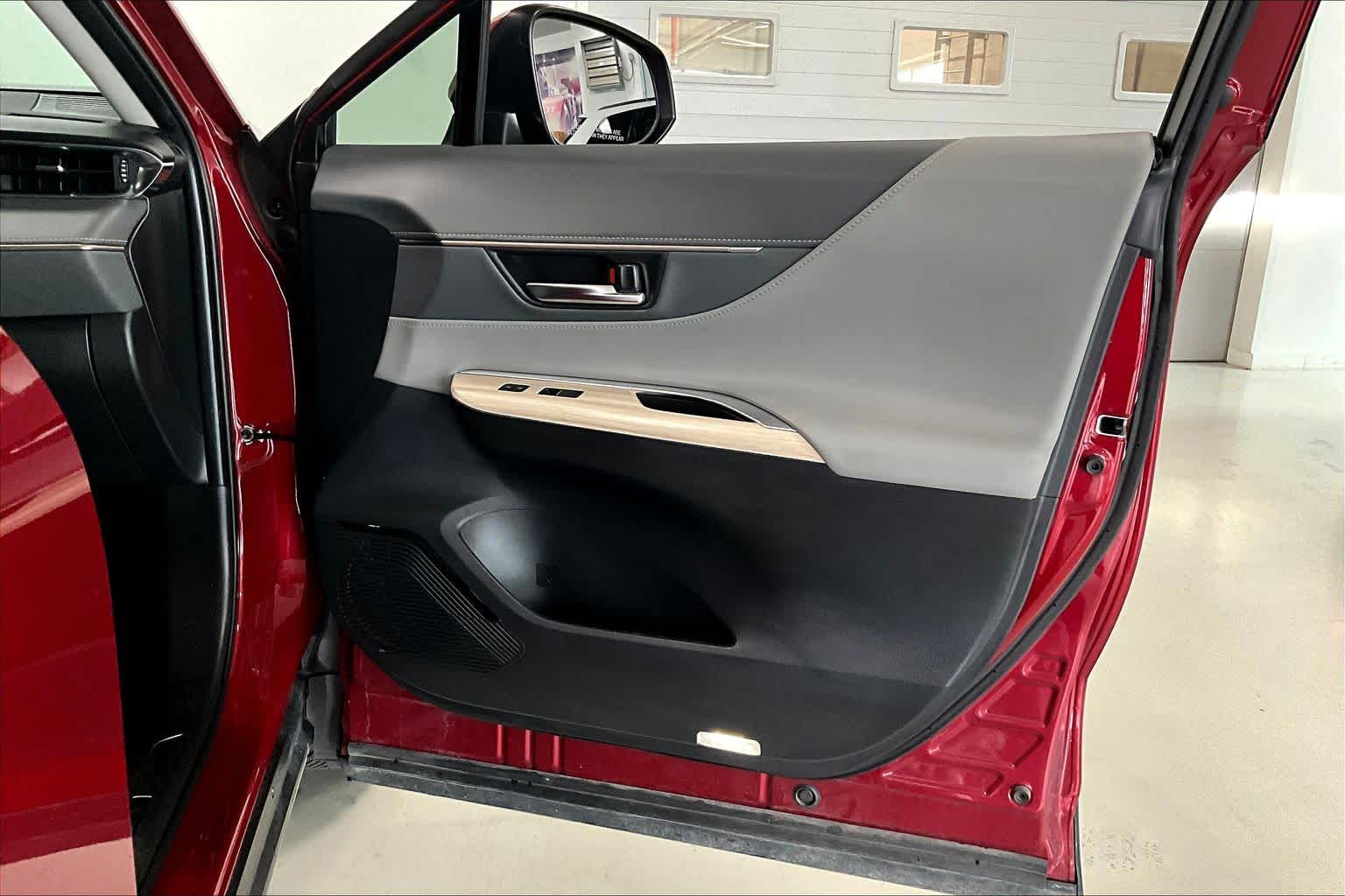 Thumbnail: 2021 Toyota Venza - 26