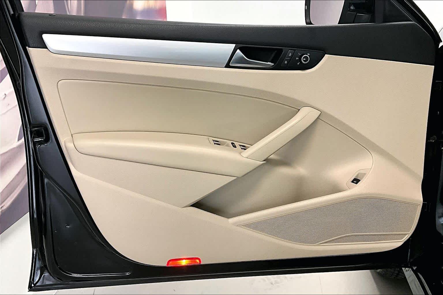 Thumbnail: 2013 Volkswagen Passat - 25