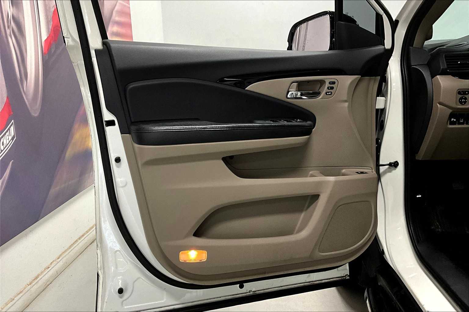 Thumbnail: 2016 Honda Pilot - 24