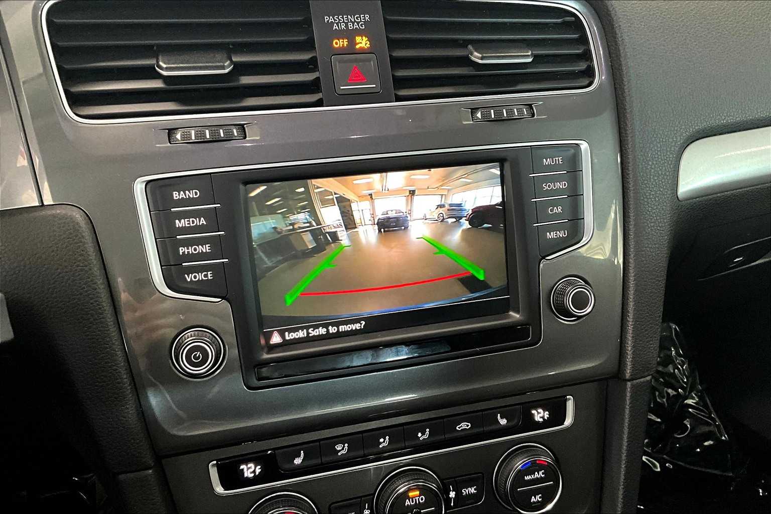 Thumbnail: 2016 Volkswagen e-Golf - 22