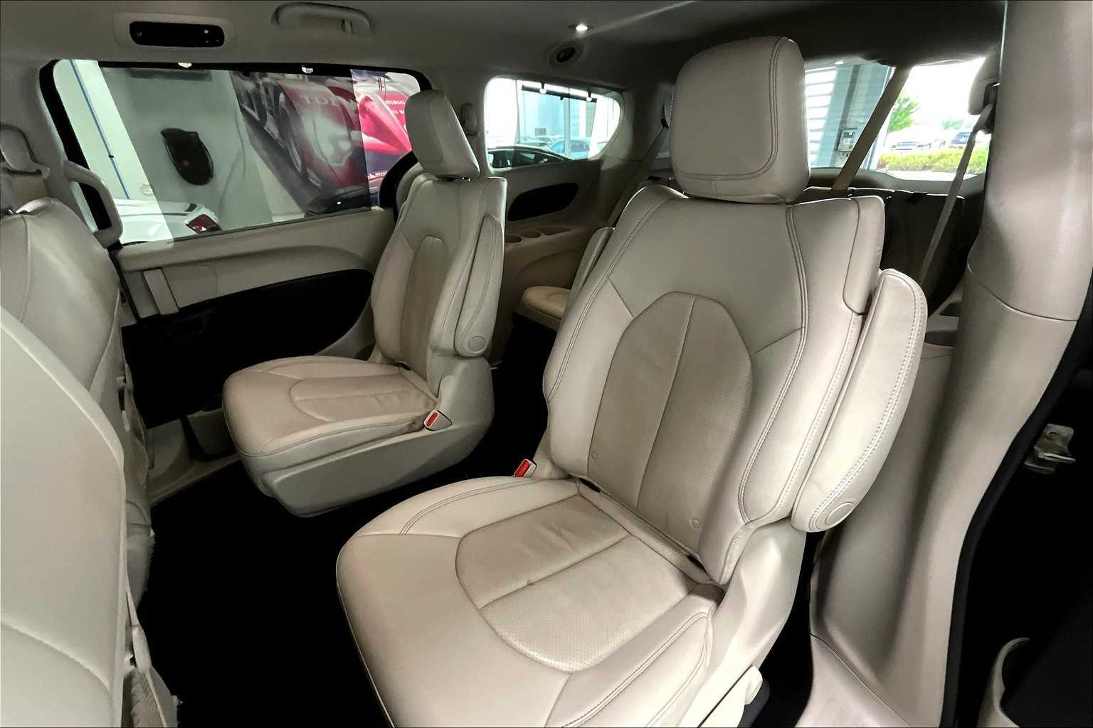 Thumbnail: 2018 Chrysler Pacifica - 27