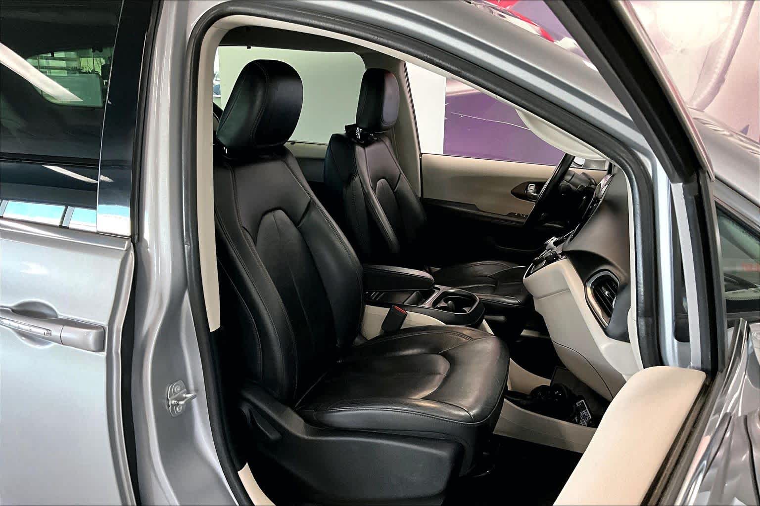 Thumbnail: 2017 Chrysler Pacifica - 12