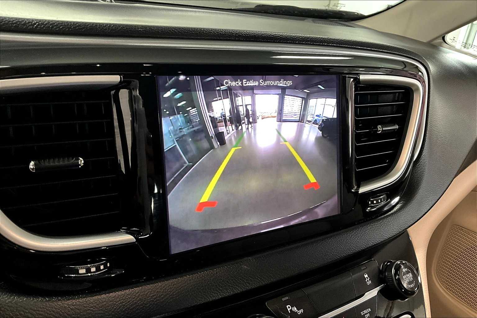 Thumbnail: 2018 Chrysler Pacifica - 24