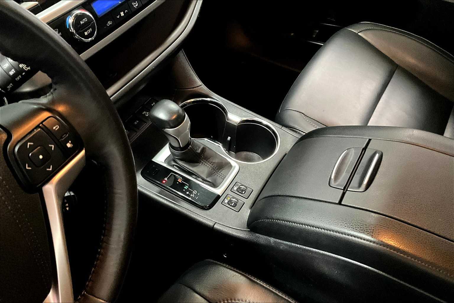 Thumbnail: 2015 Toyota Highlander - 15