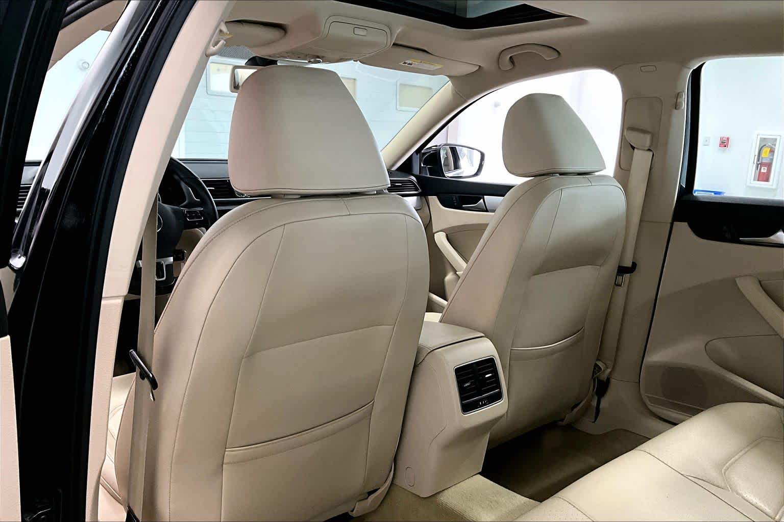 Thumbnail: 2013 Volkswagen Passat - 11