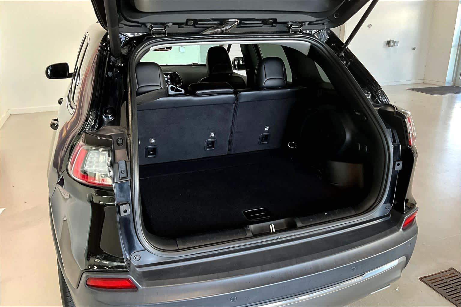 Thumbnail: 2020 Jeep Cherokee - 16