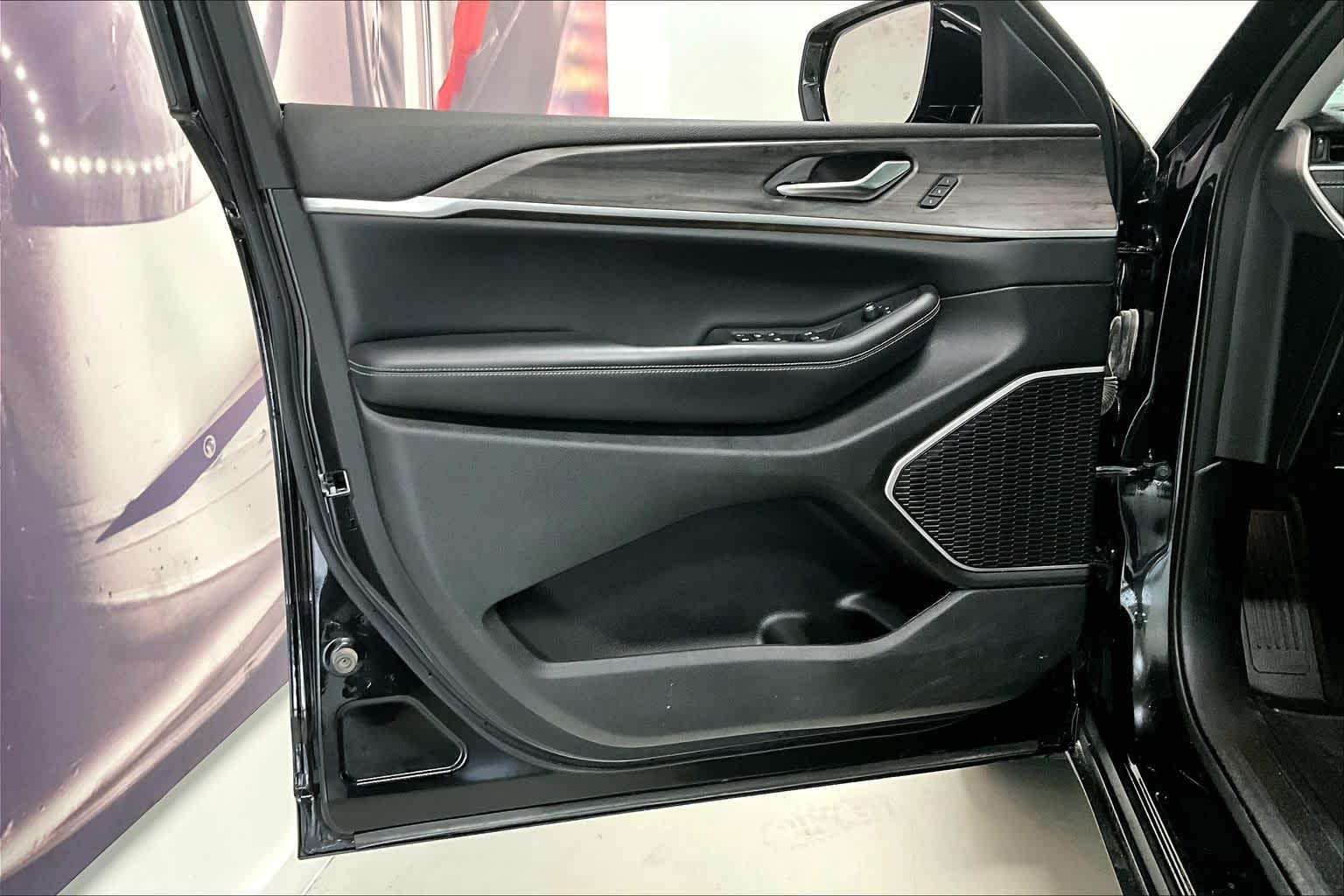 Thumbnail: 2022 Jeep Grand Cherokee - 22