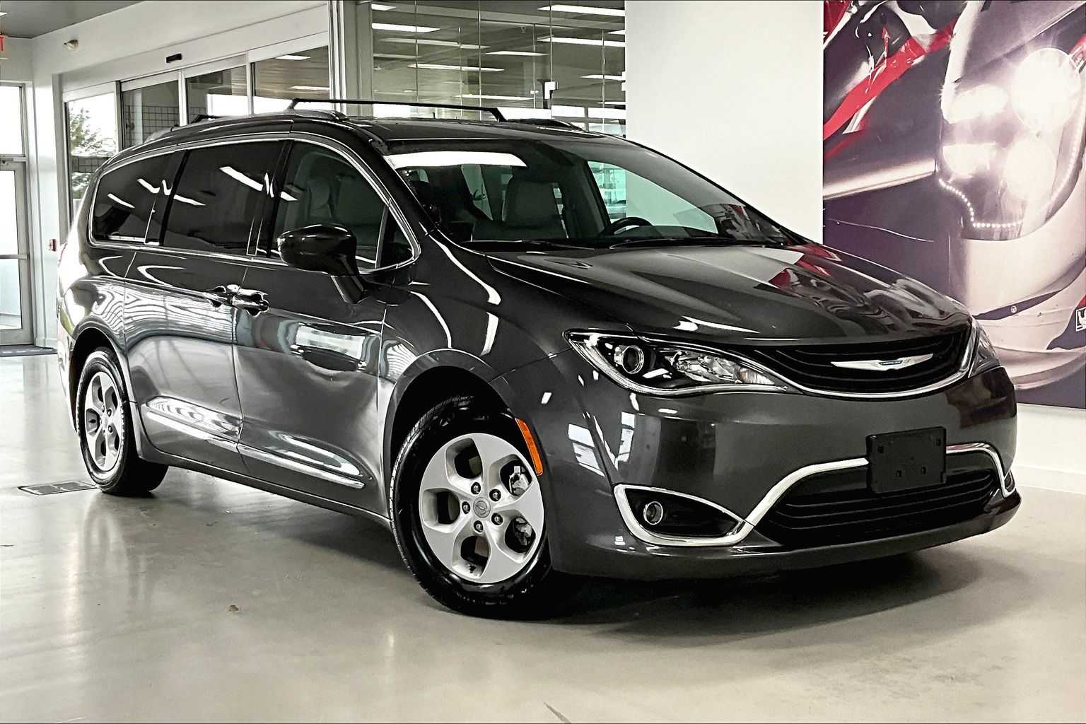 Thumbnail: 2018 Chrysler Pacifica - 20