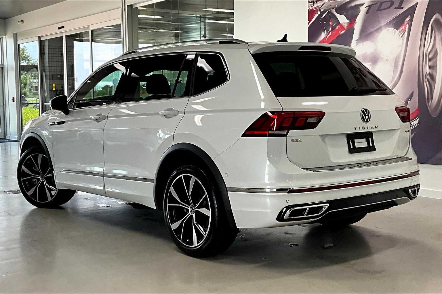 2023 Volkswagen Tiguan SEL R-Line Black photo 2