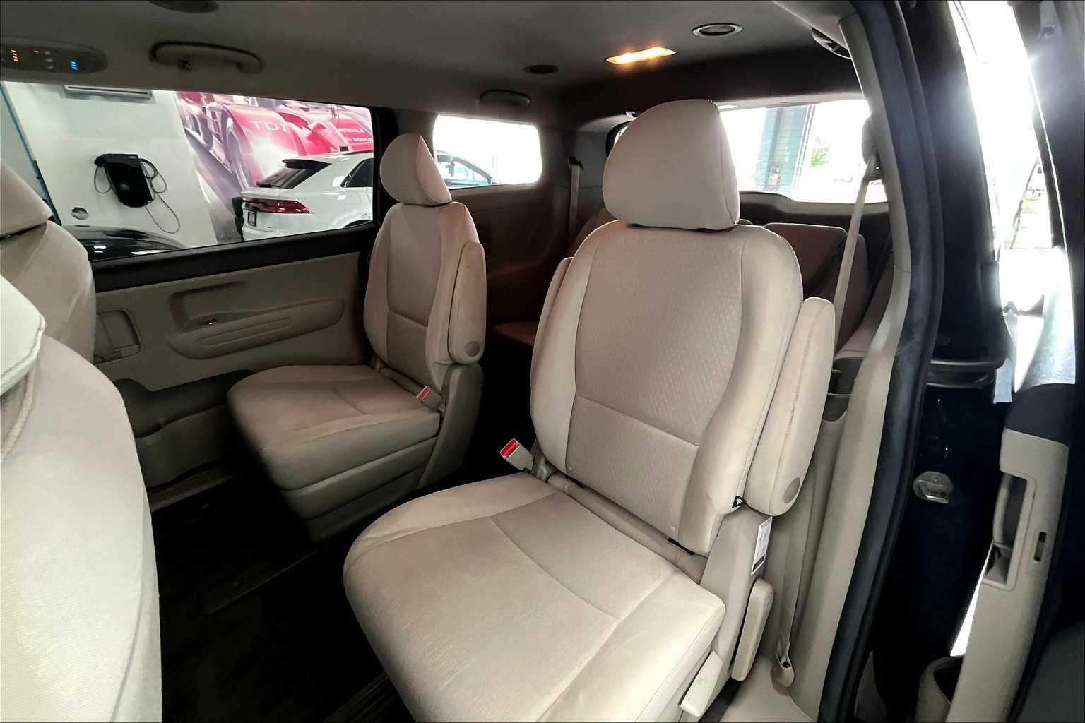 Thumbnail: 2017 Kia Sedona - 24