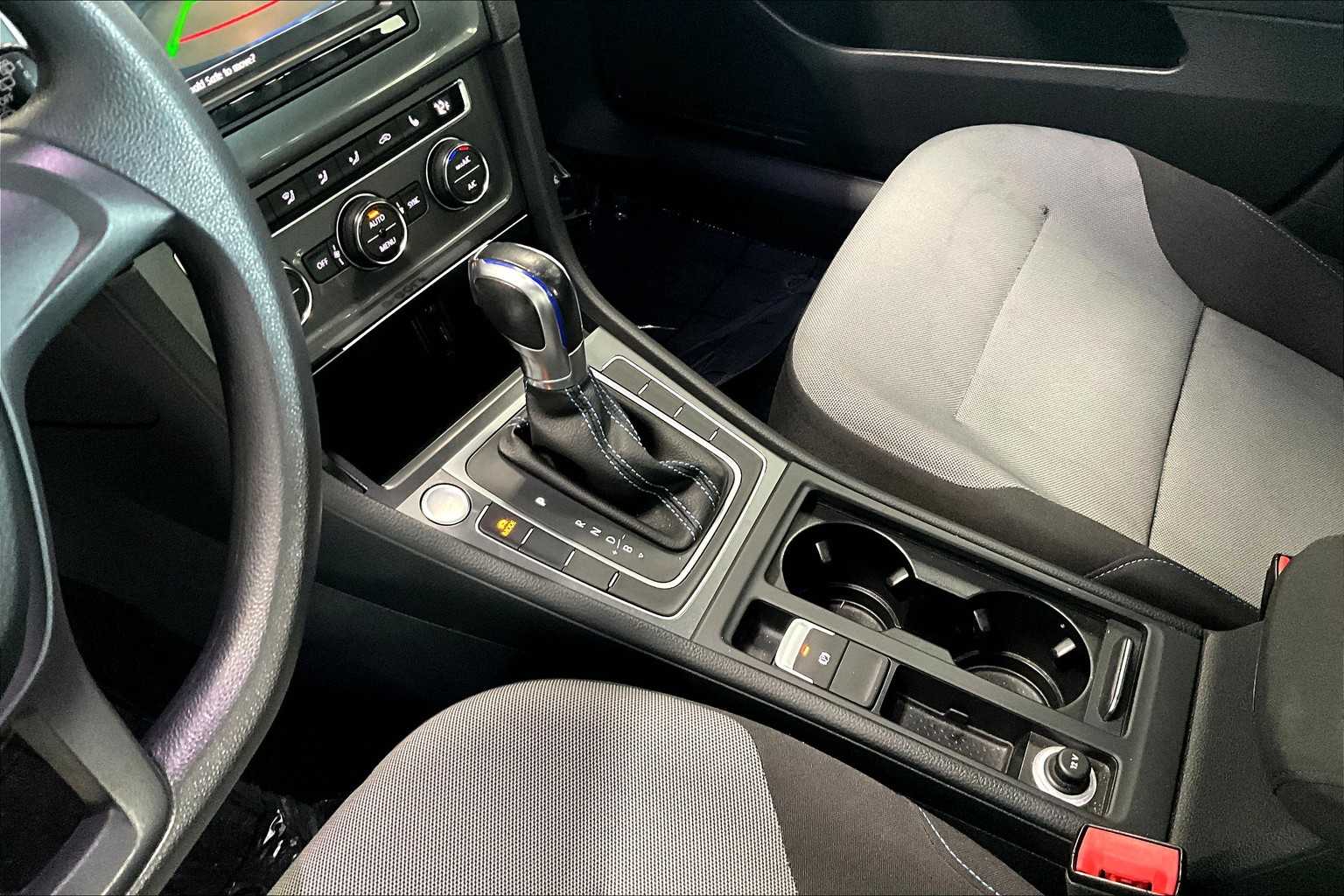 Thumbnail: 2016 Volkswagen e-Golf - 15