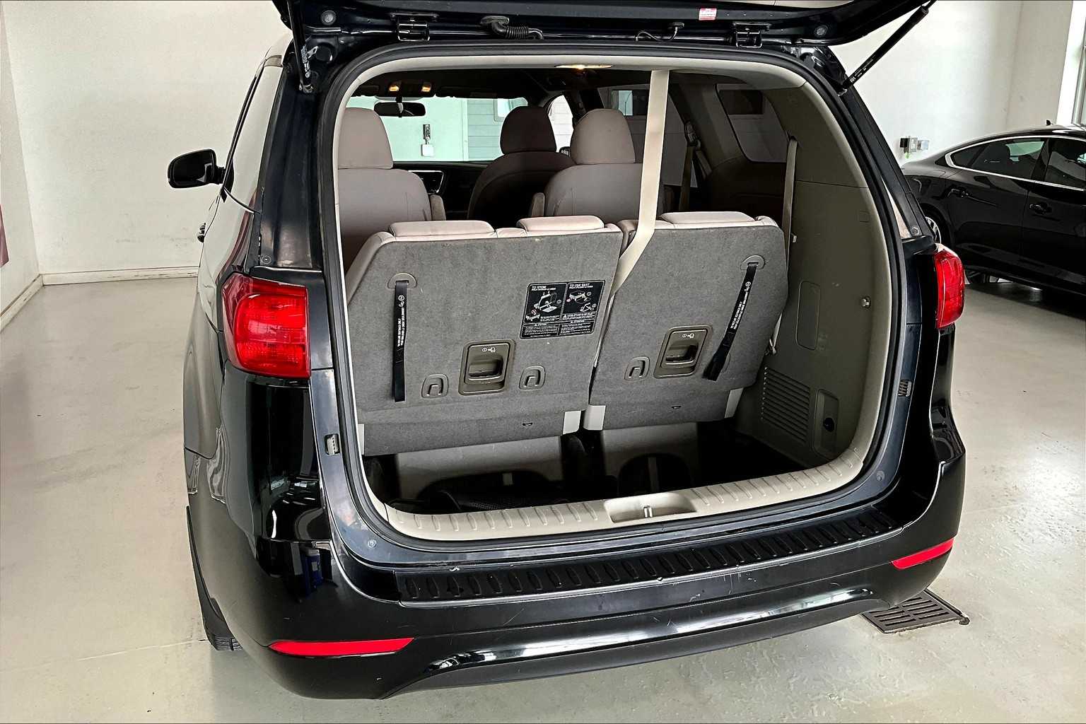 Thumbnail: 2017 Kia Sedona - 16