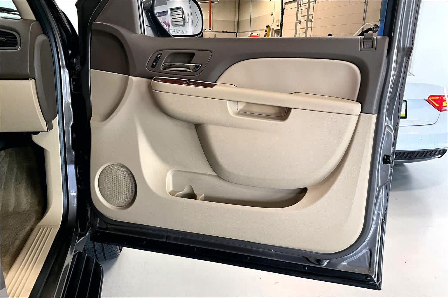 Thumbnail: 2011 Chevrolet Suburban - 26