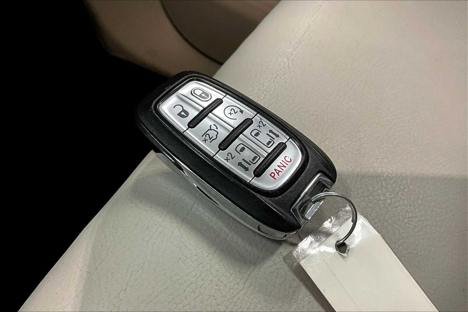 Thumbnail: 2018 Chrysler Pacifica - 18