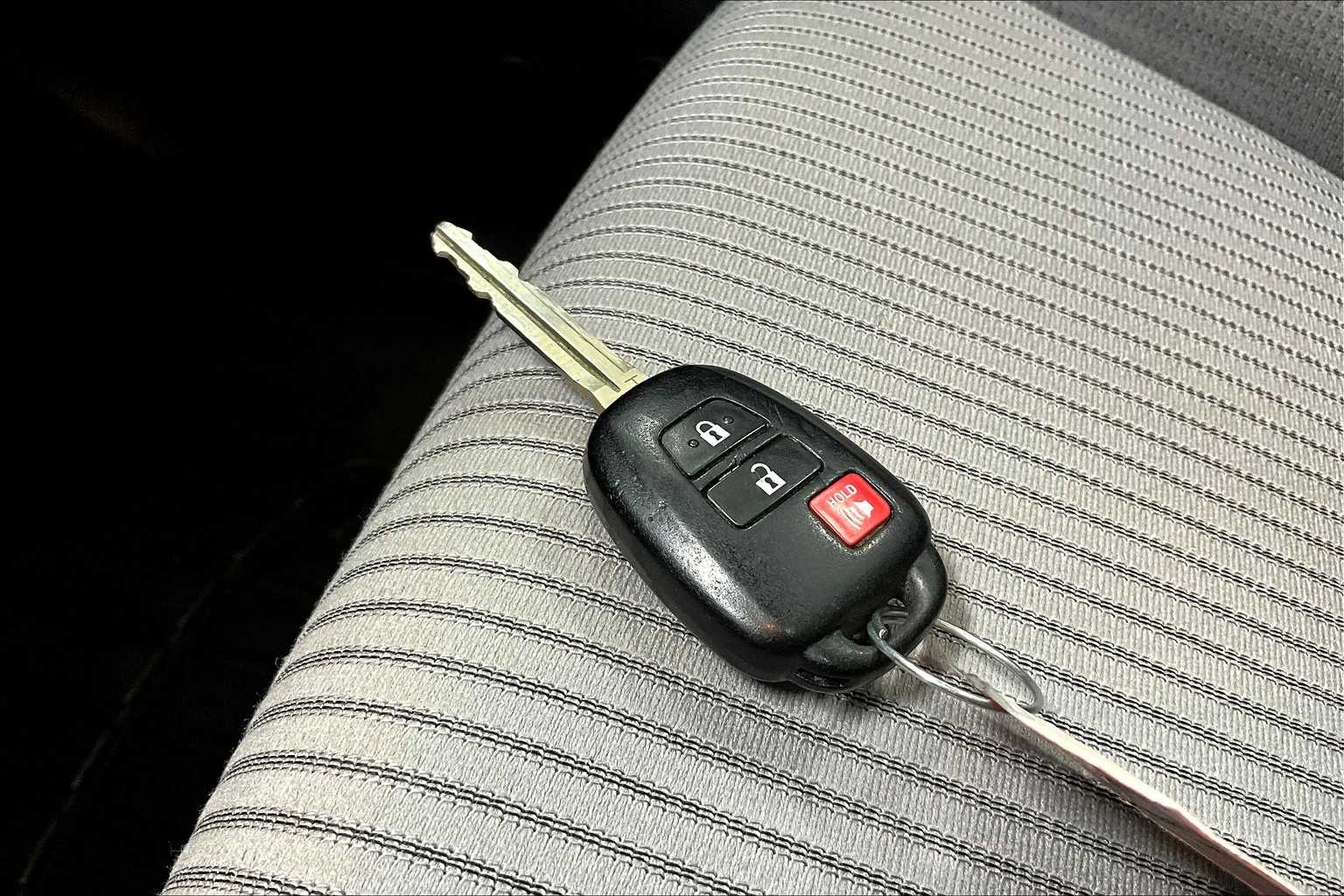 Thumbnail: 2013 Toyota RAV4 - 18