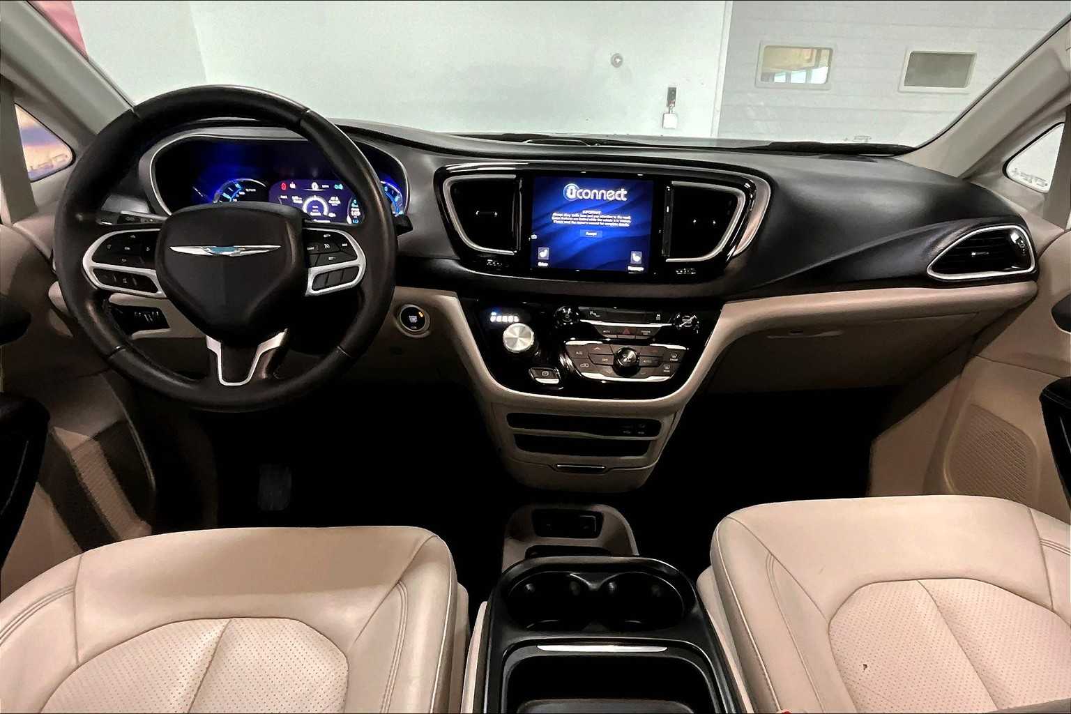 Thumbnail: 2018 Chrysler Pacifica - 9
