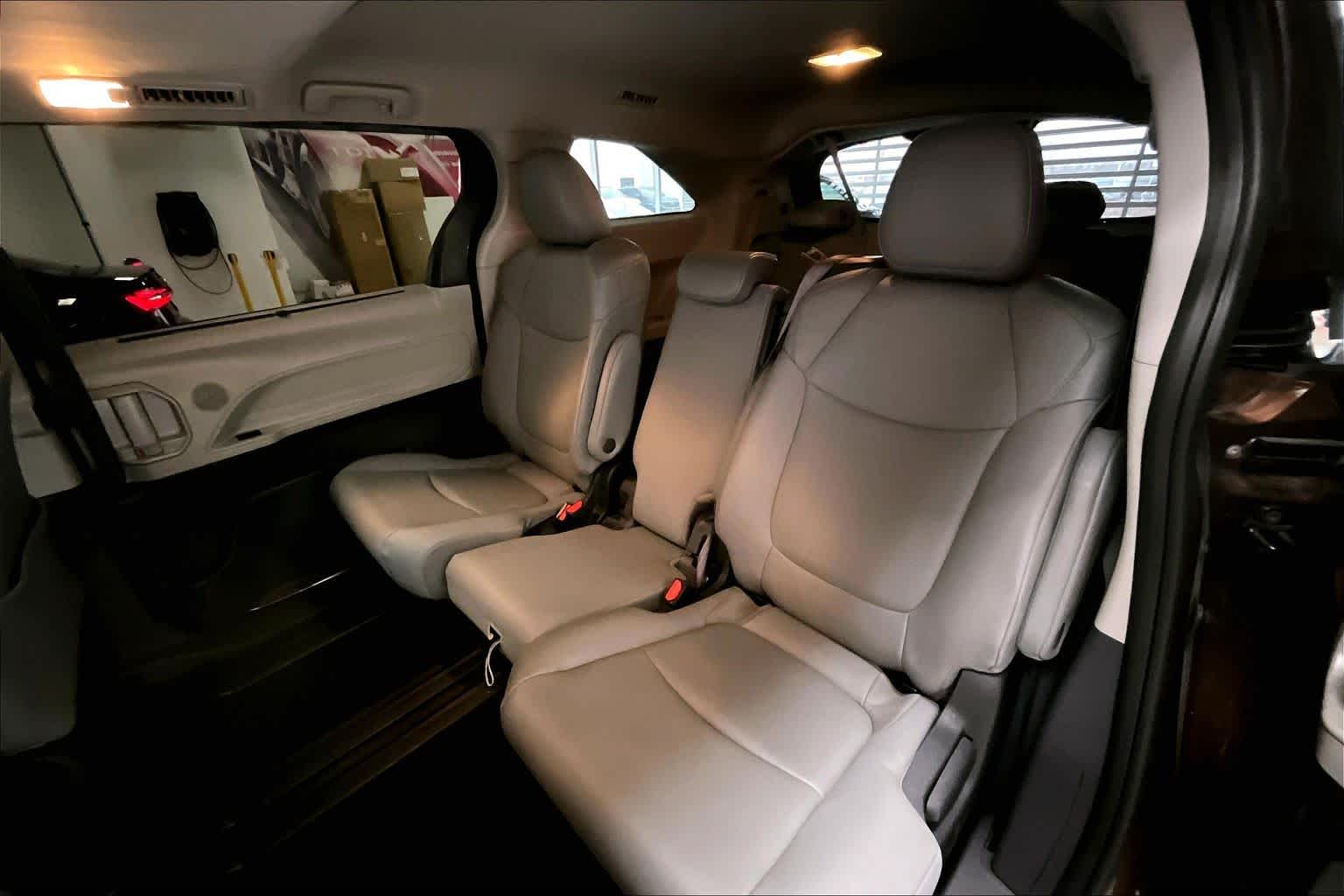 Thumbnail: 2022 Toyota Sienna - 27