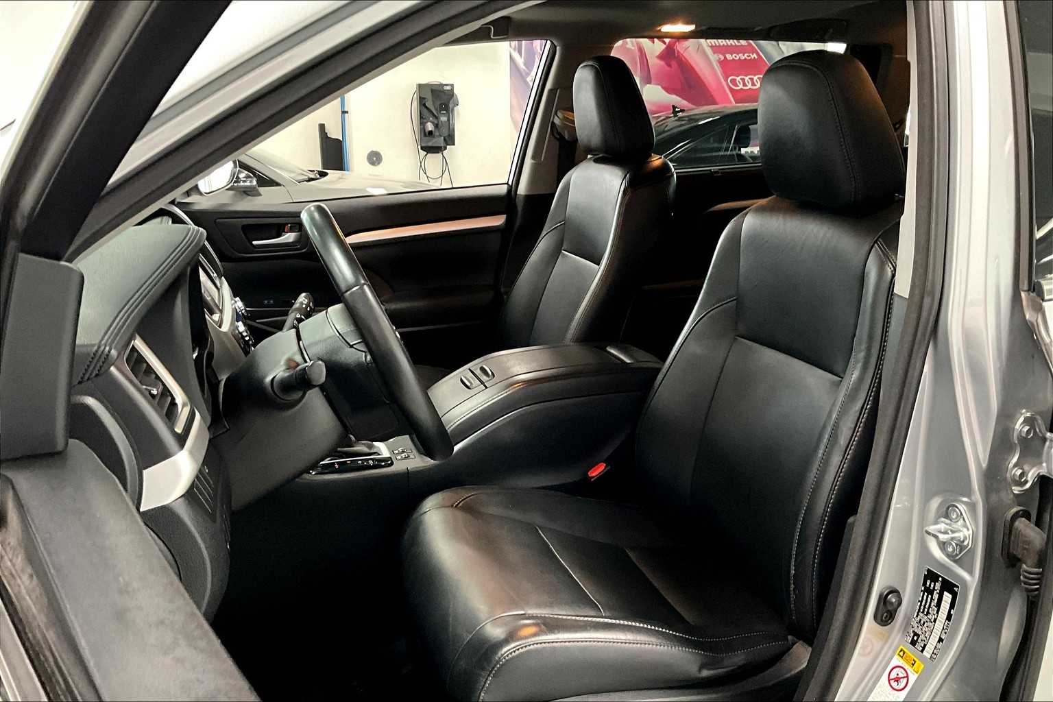 Thumbnail: 2015 Toyota Highlander - 10