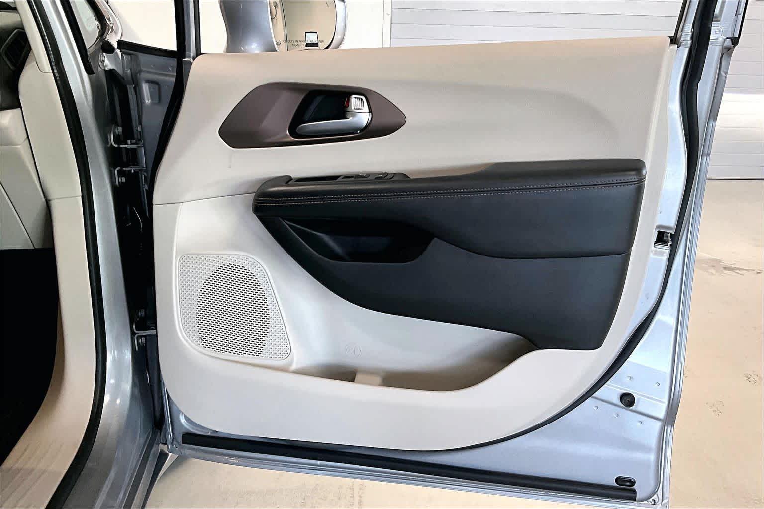 Thumbnail: 2017 Chrysler Pacifica - 25