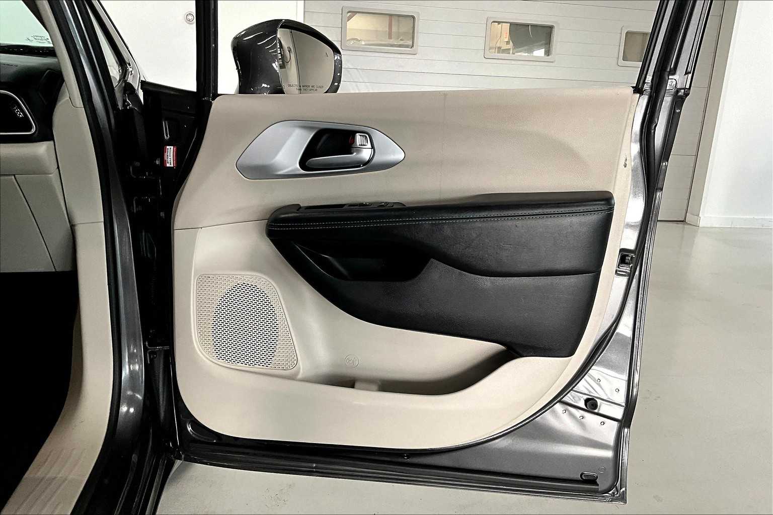 Thumbnail: 2018 Chrysler Pacifica - 26