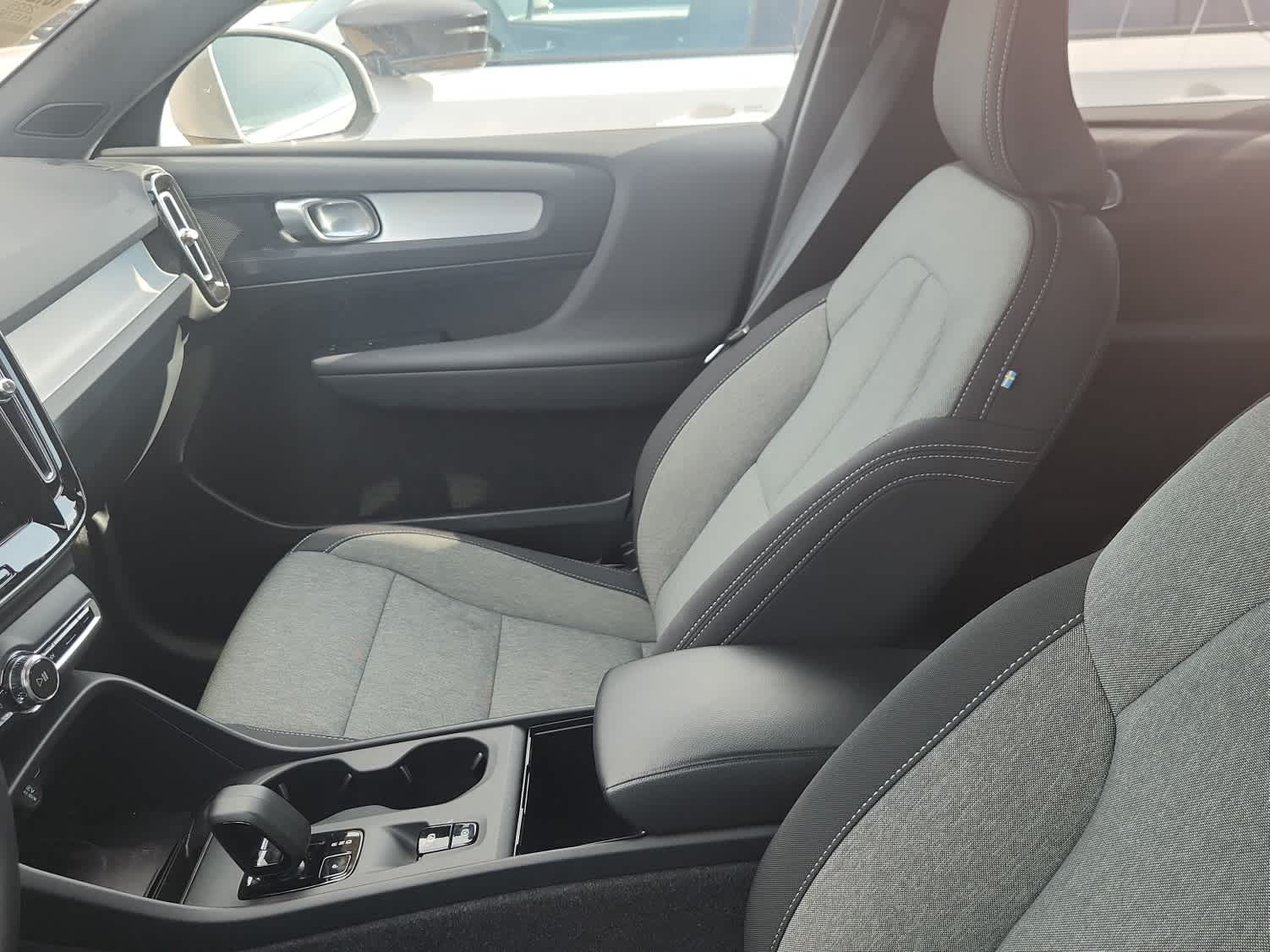 Thumbnail: 2025 Volvo XC40 - 9