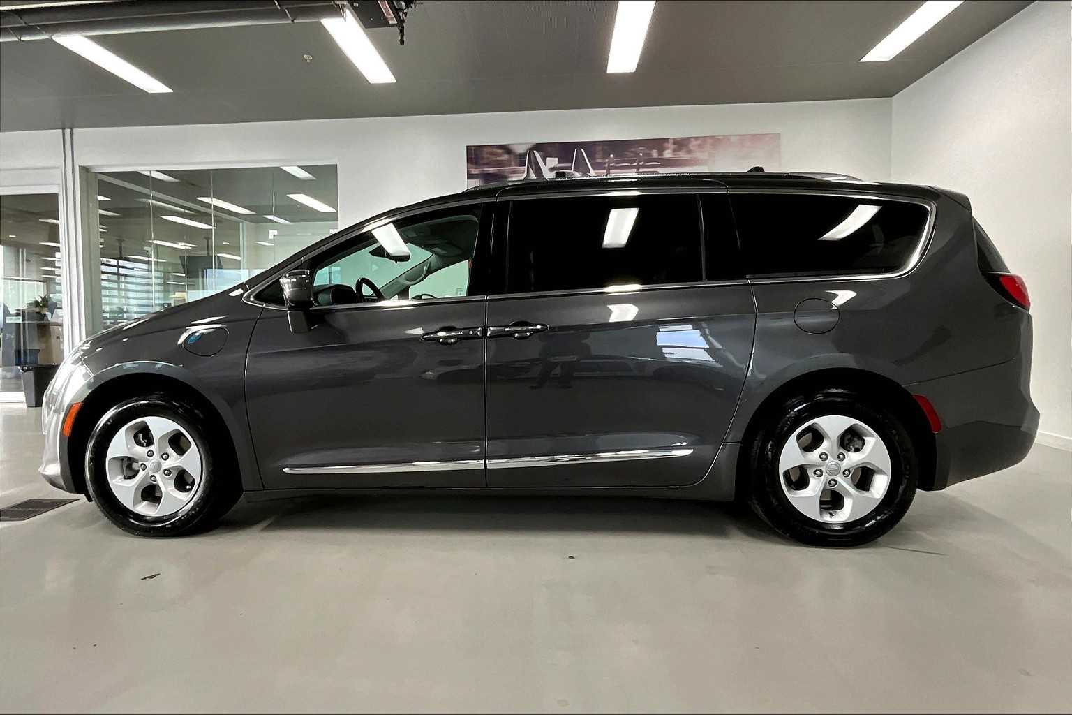 Thumbnail: 2018 Chrysler Pacifica - 3