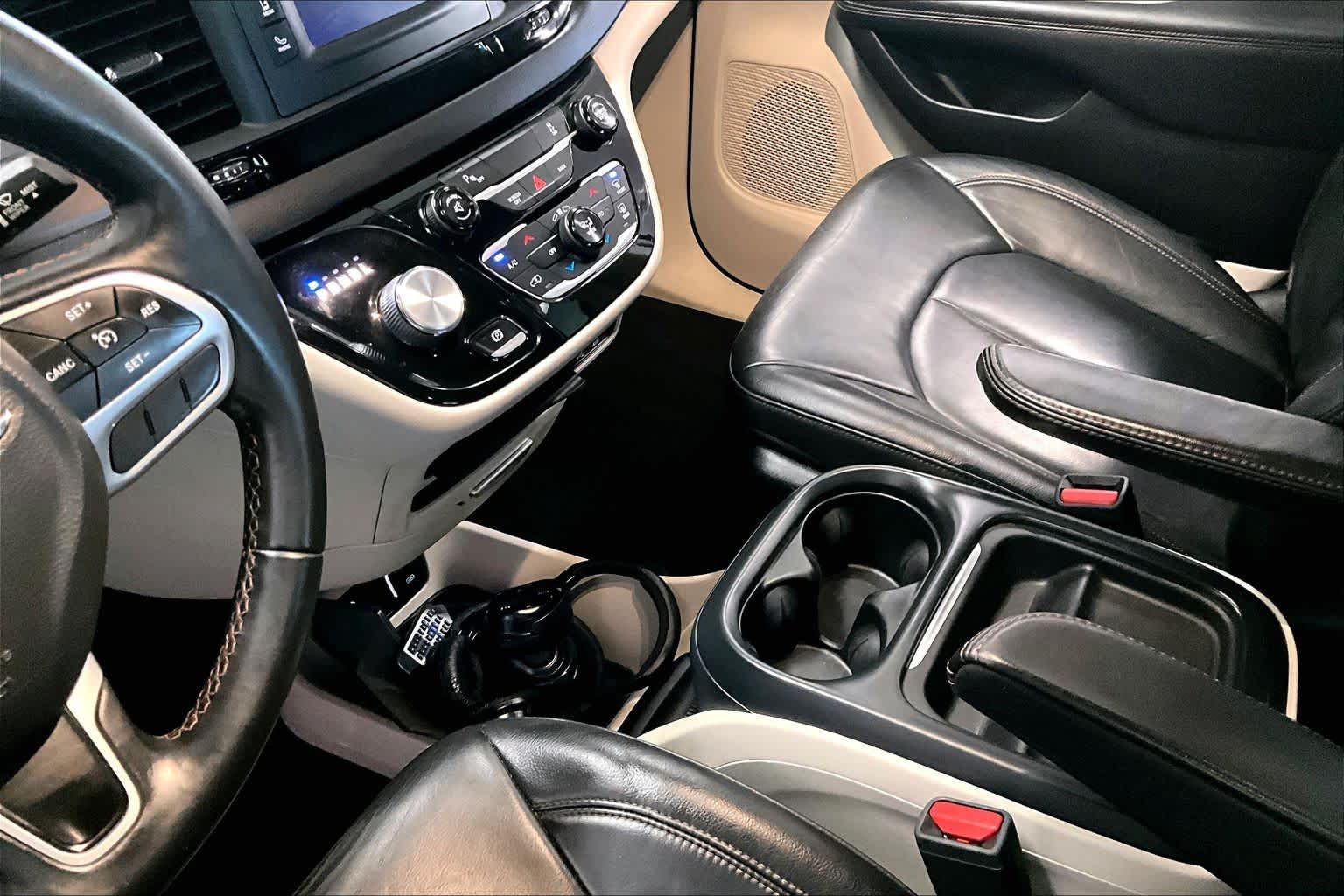 Thumbnail: 2017 Chrysler Pacifica - 15