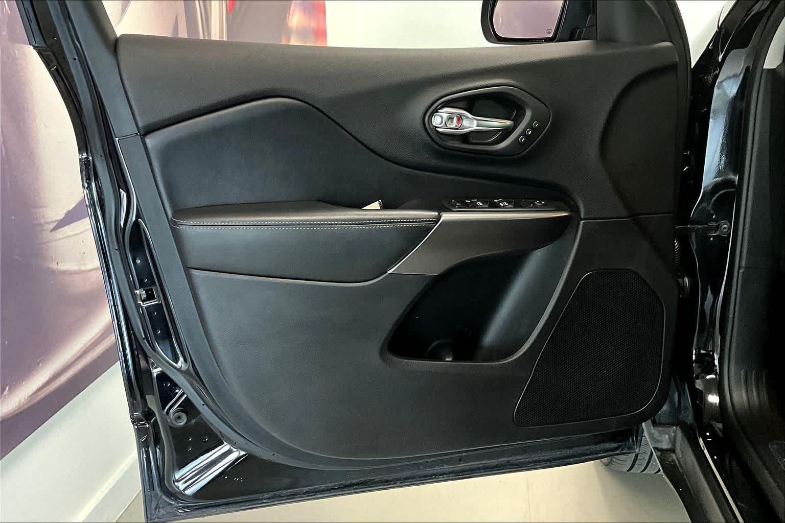 Thumbnail: 2020 Jeep Cherokee - 24