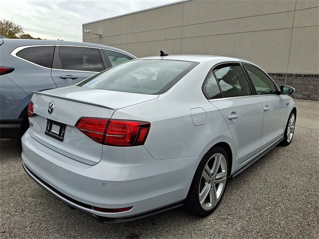 2017 Volkswagen Jetta GLI photo 3