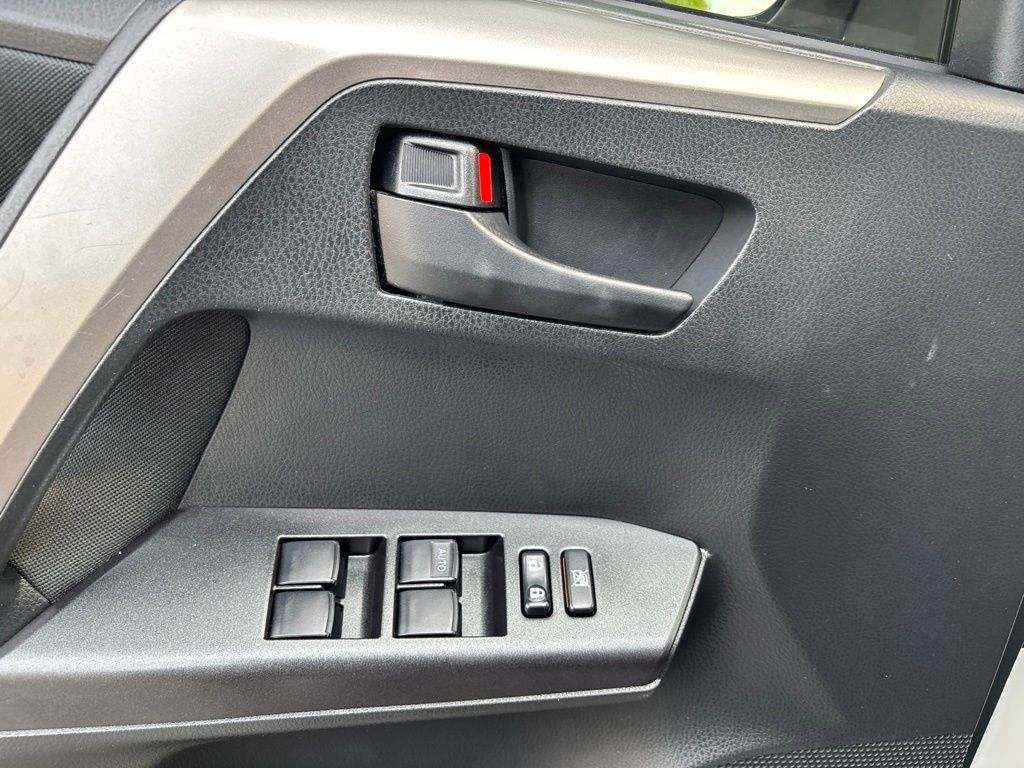 Thumbnail: 2017 Toyota RAV4 - 18