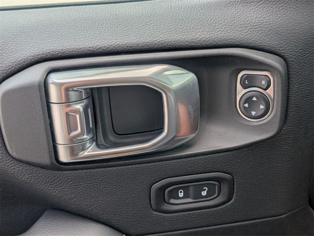 Thumbnail: 2022 Jeep Wrangler - 27