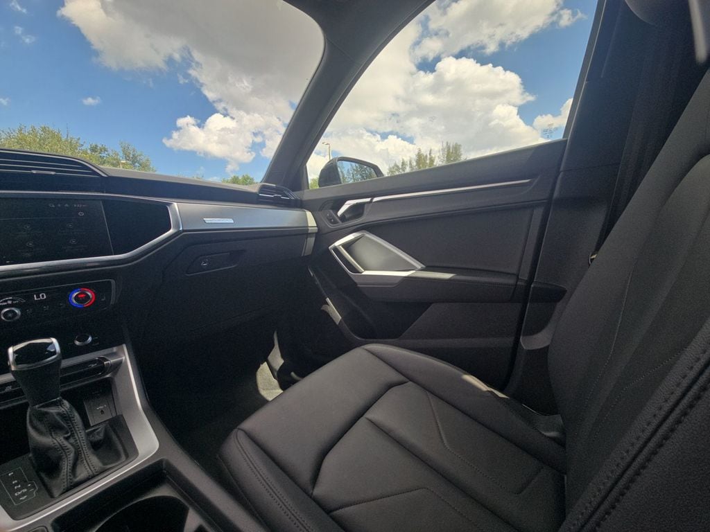 Thumbnail: 2025 Audi Q3 - 10