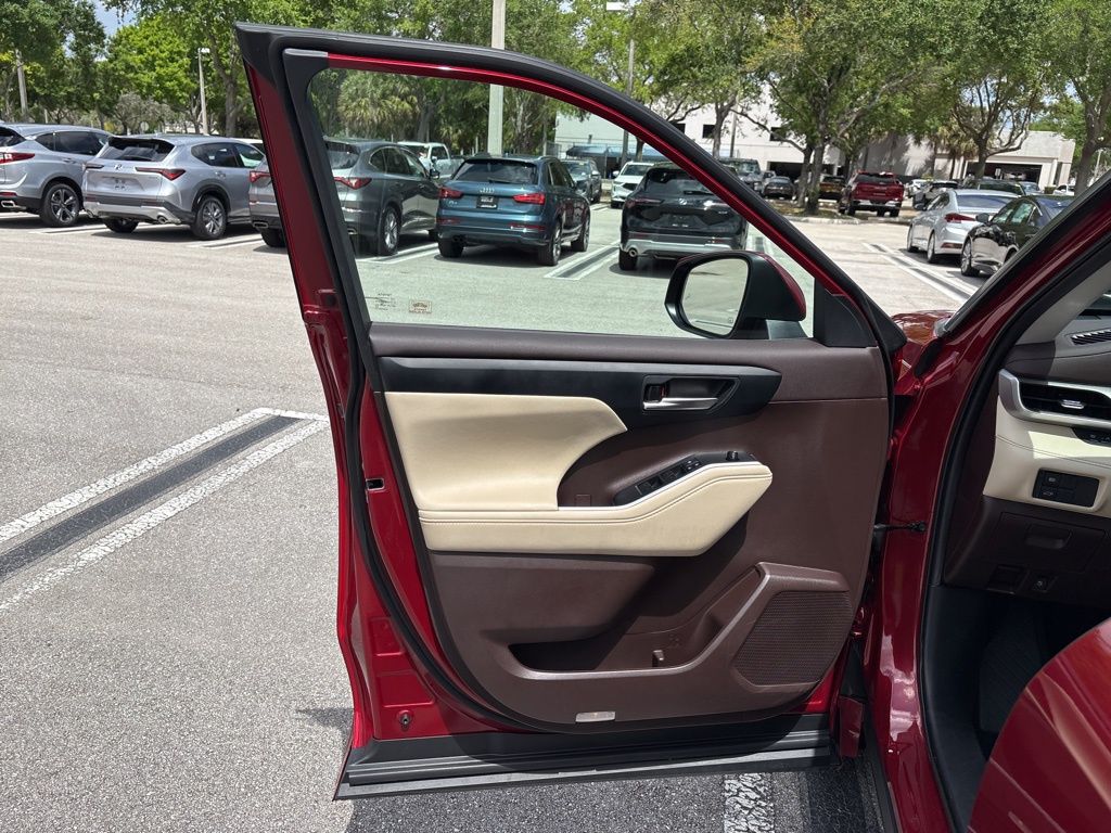 Thumbnail: 2020 Toyota Highlander - 14