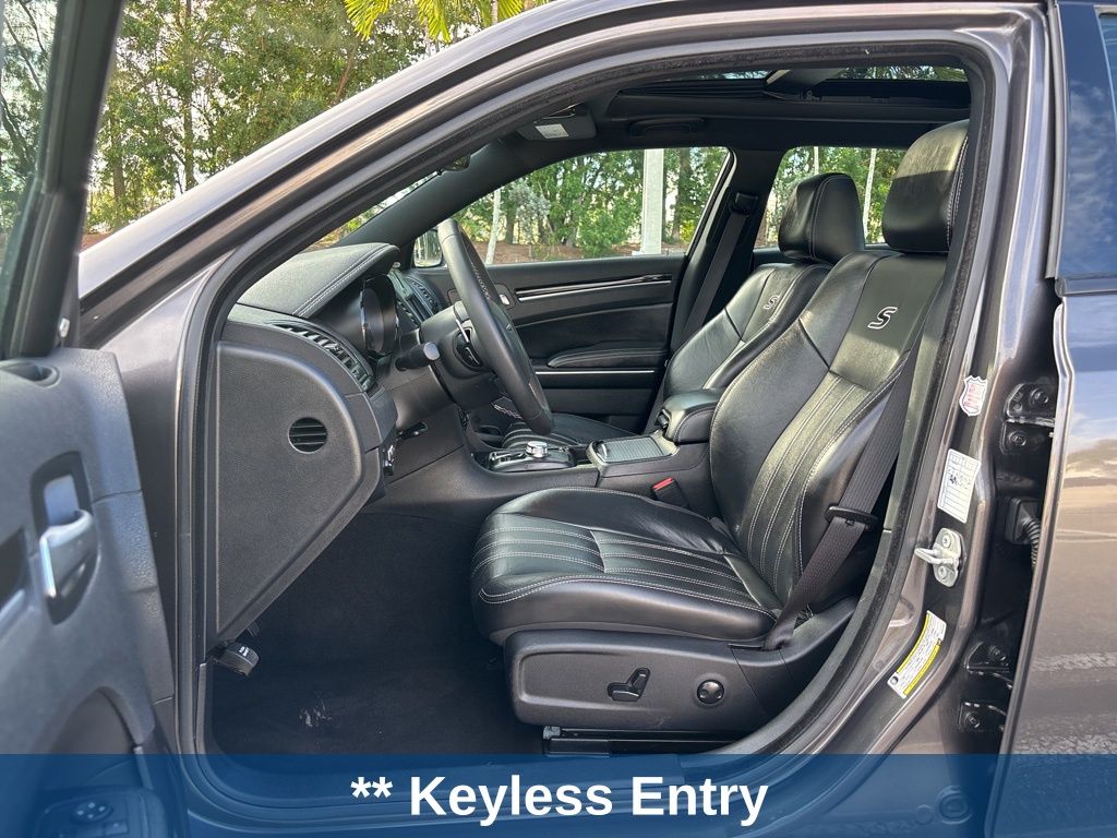 Thumbnail: 2023 Chrysler 300 - 14