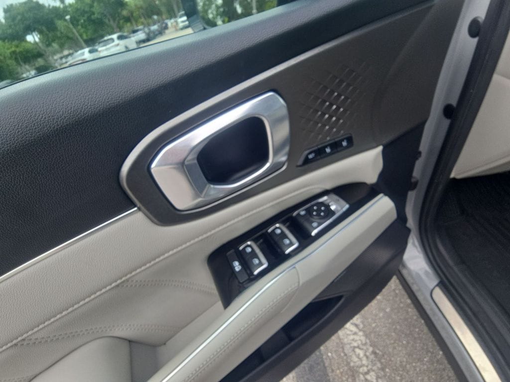 Thumbnail: 2022 Kia Sorento - 23