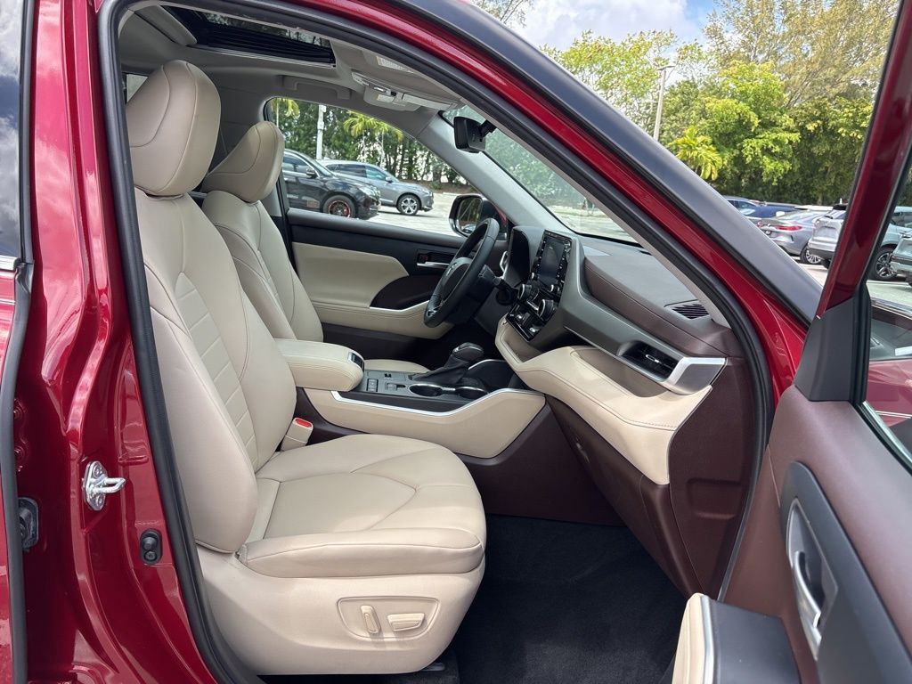 Thumbnail: 2020 Toyota Highlander - 16