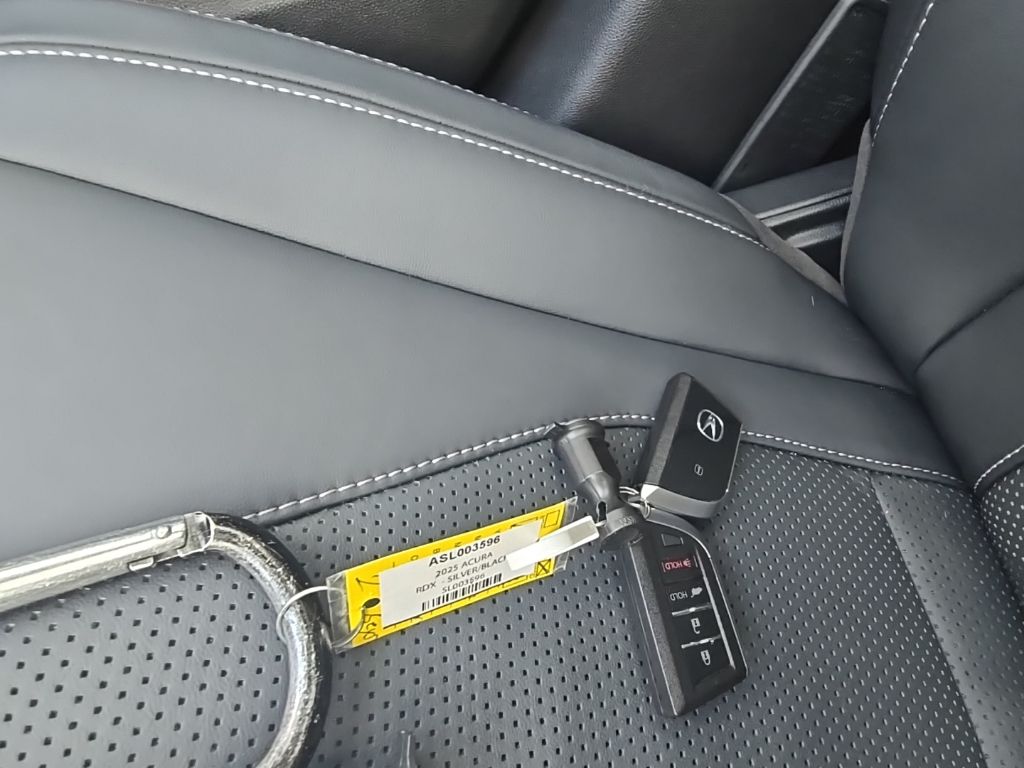 Thumbnail: 2025 Acura RDX - 36