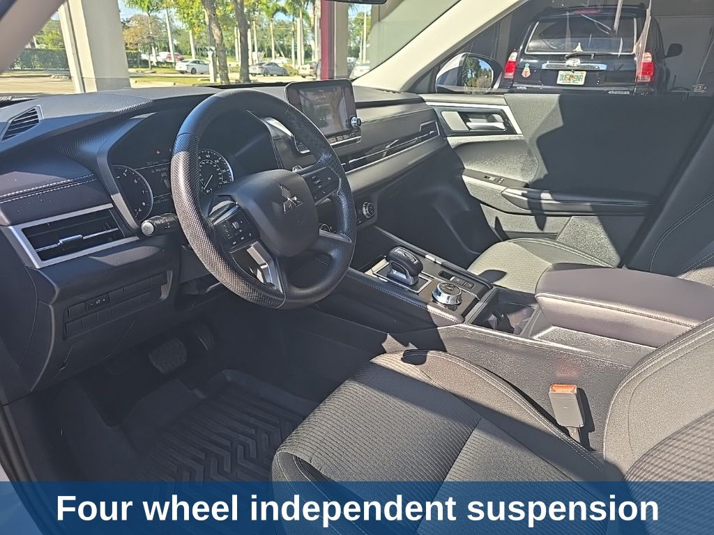 Thumbnail: 2024 Mitsubishi Outlander - 17