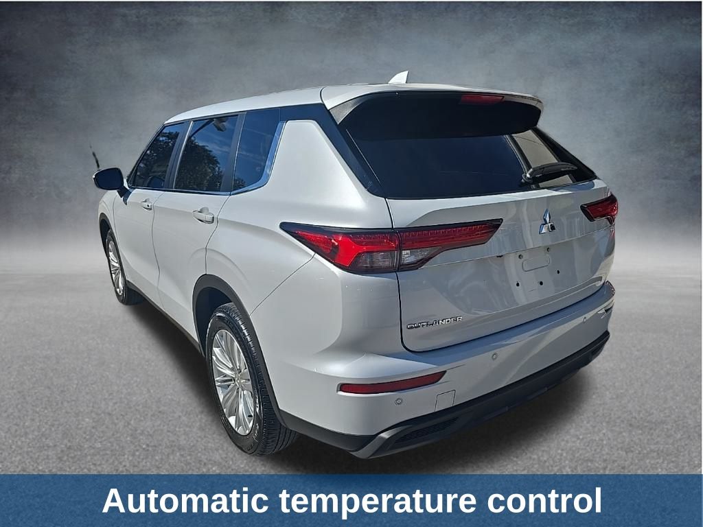 Thumbnail: 2024 Mitsubishi Outlander - 10