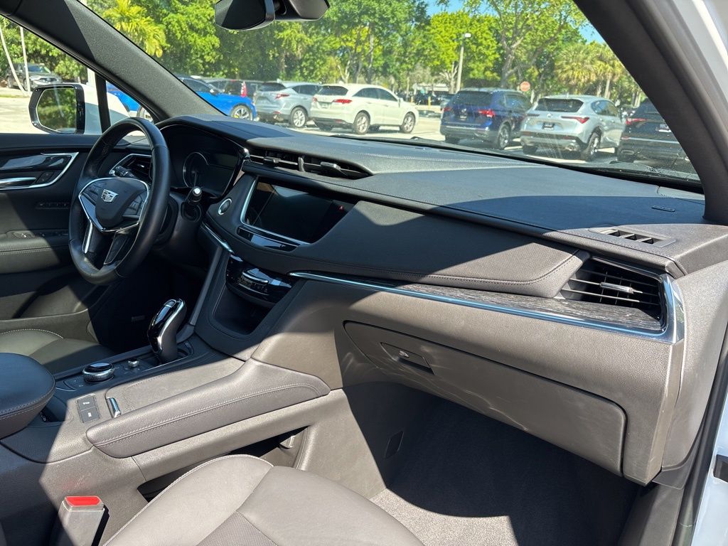 Thumbnail: 2022 Cadillac XT5 - 17