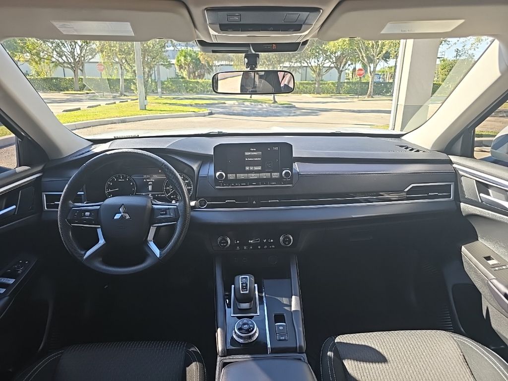 Thumbnail: 2024 Mitsubishi Outlander - 28