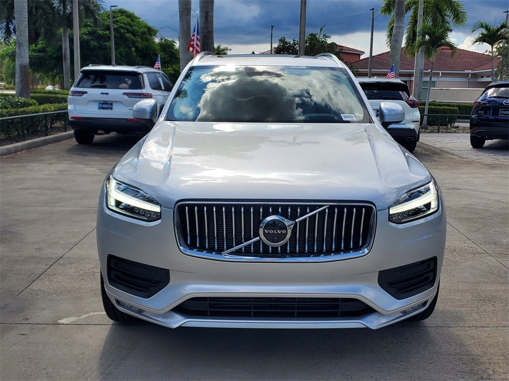 2022 Volvo XC90 T6 AWD Momentum photo 2
