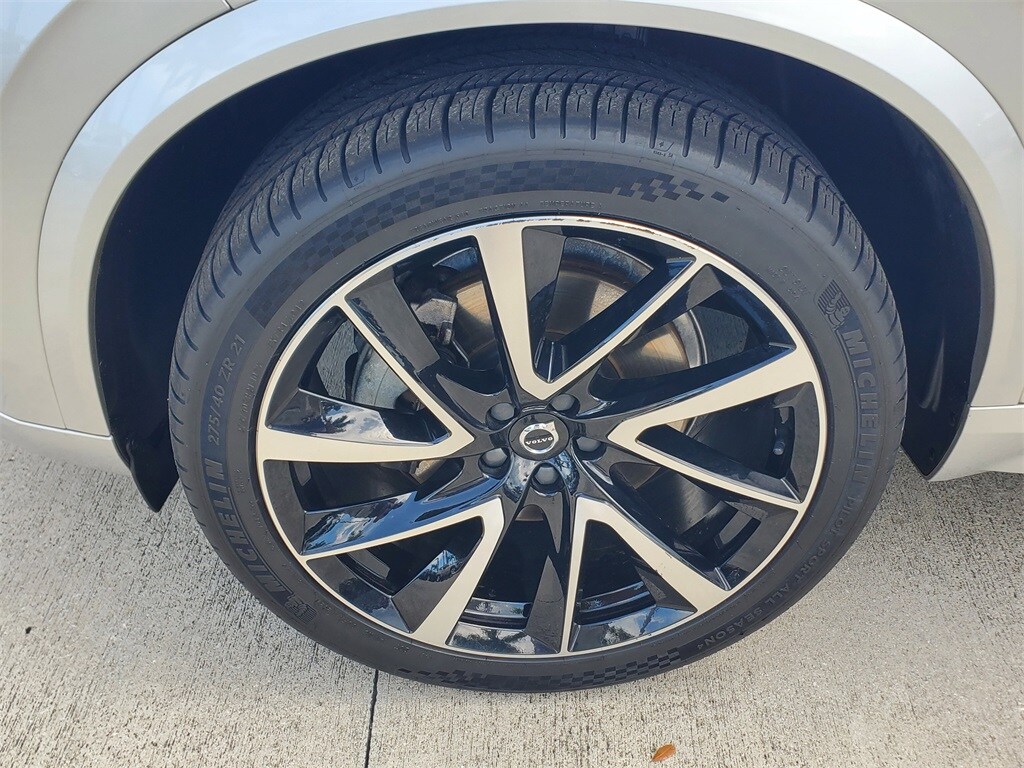 2022 Volvo XC90 T6 AWD Momentum photo 4
