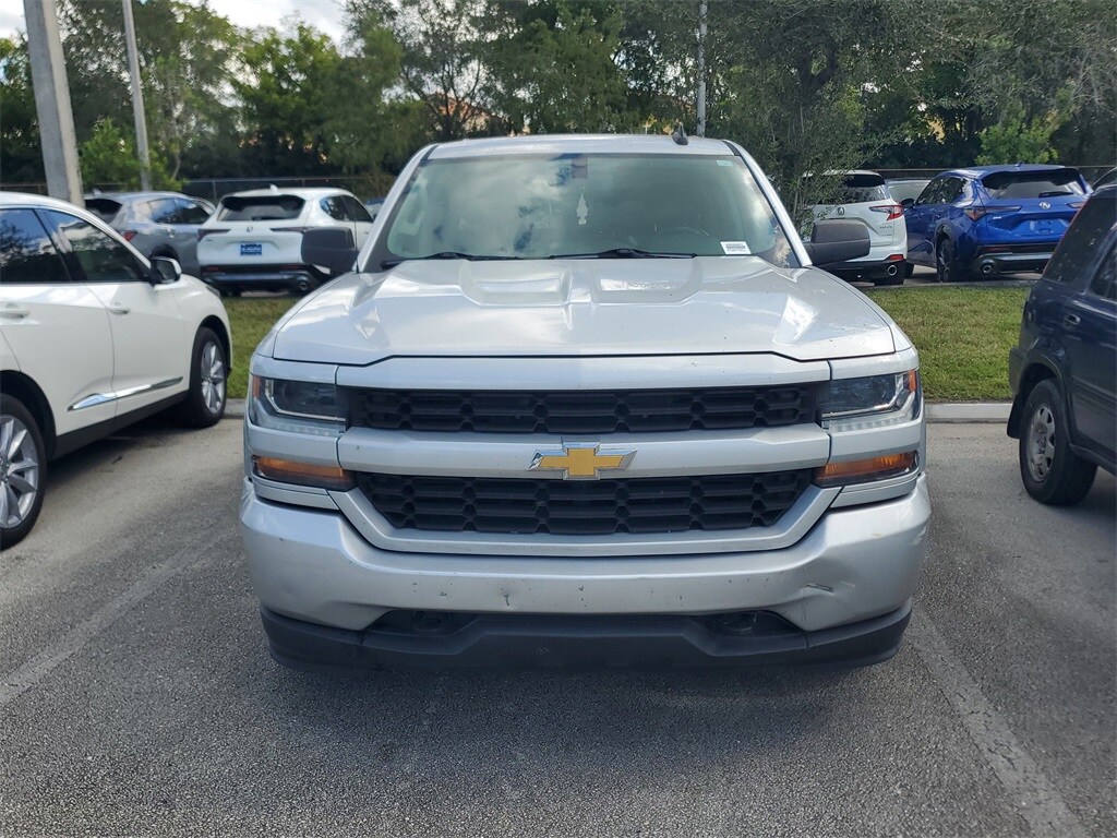2018 Chevrolet Silverado 1500 Custom photo 2