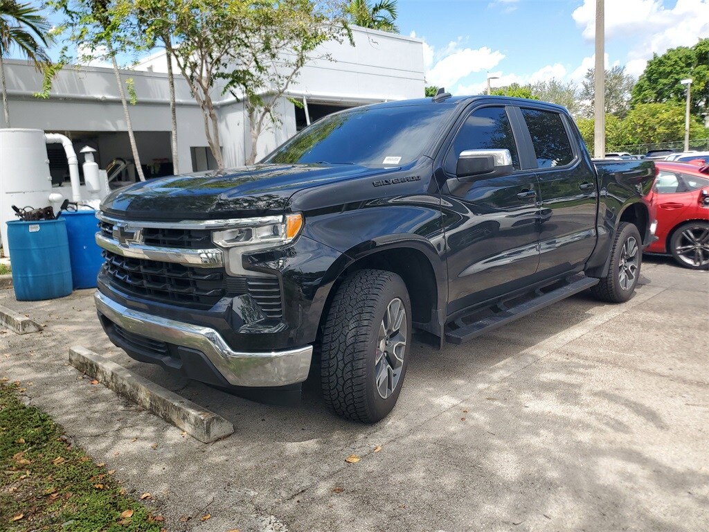 2024 Chevrolet Silverado 1500 LT photo 3