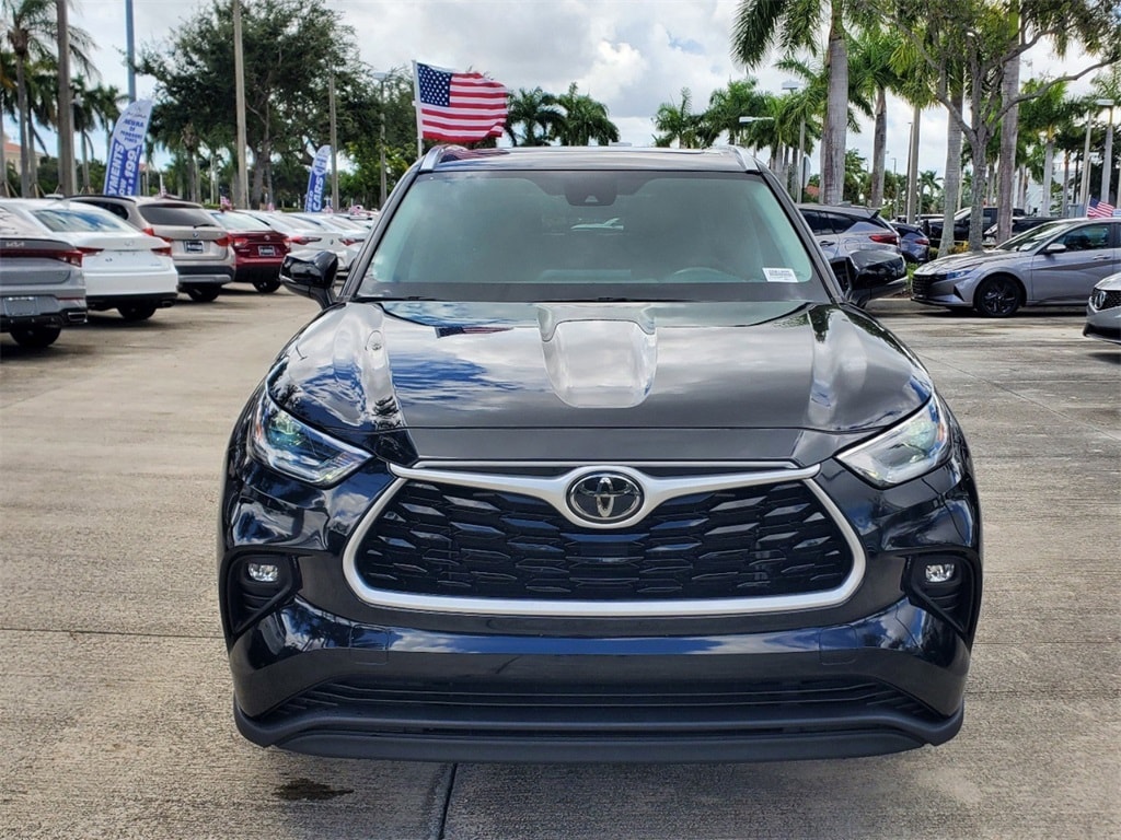 Used 2021 Toyota Highlander XLE with VIN 5TDGZRAH6MS083045 for sale in Pembroke Pines, FL